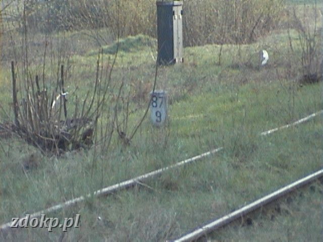2005-04-25.90 RUNOWO slupek kilometr na stacji.JPG - supek kilometrowy w Runowie, o stacji 87.964 km